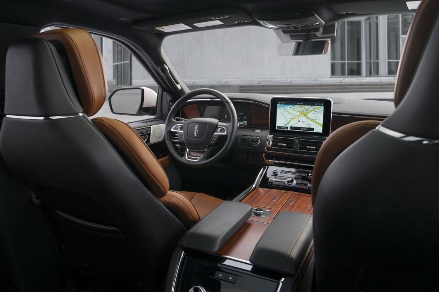 Интерьер Lincoln Navigator Monochromatic 2019 года  (фото 15 из 17)